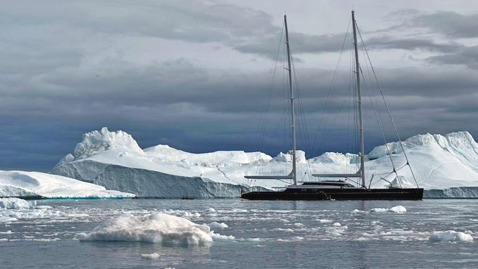 Aquijo sailing through icy area